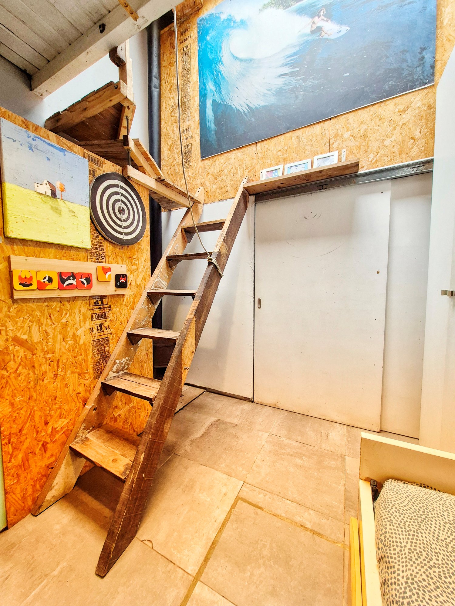 La Surfera, escalera