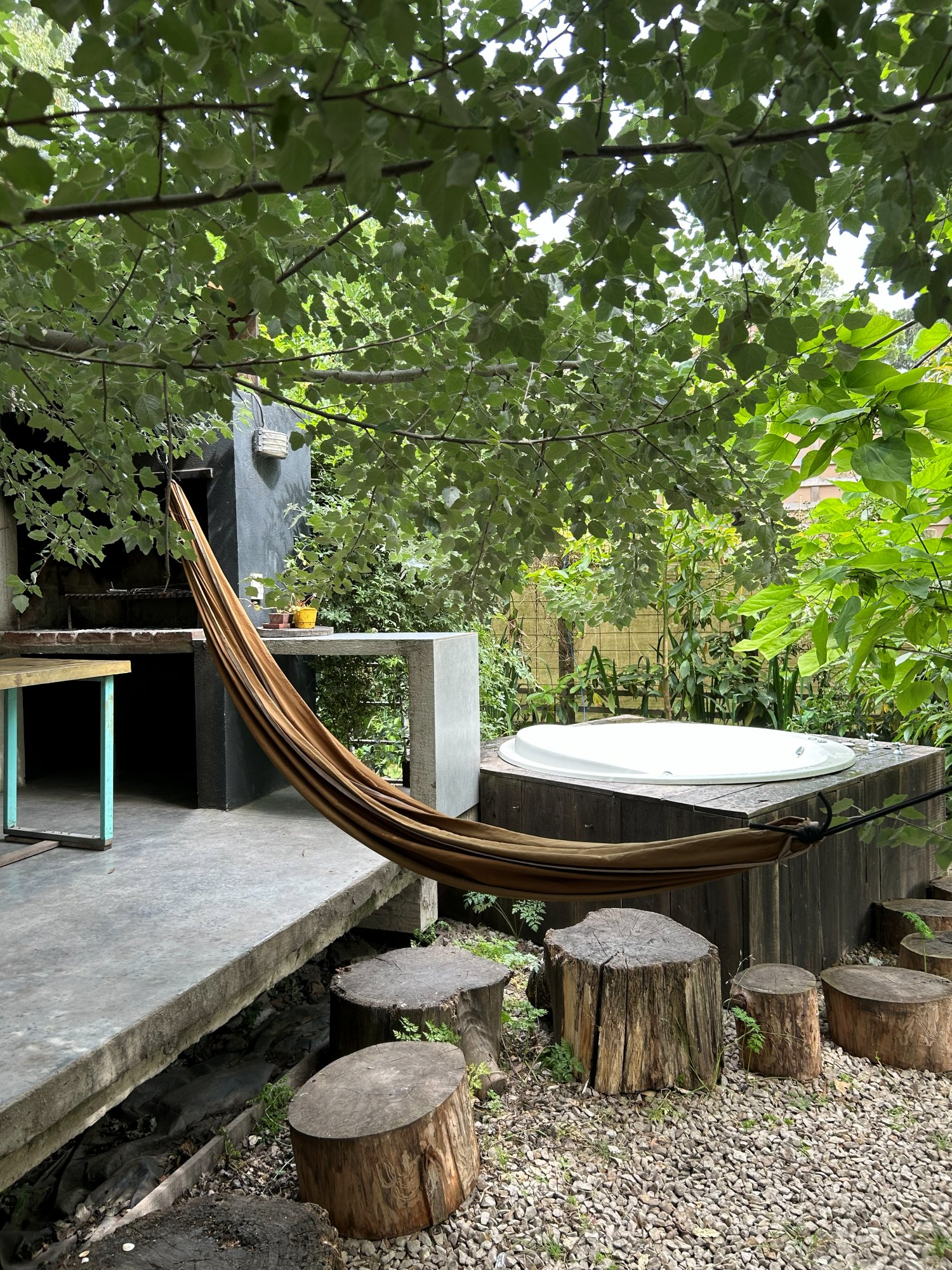 Hamaca y rincón de descanso en el bosque