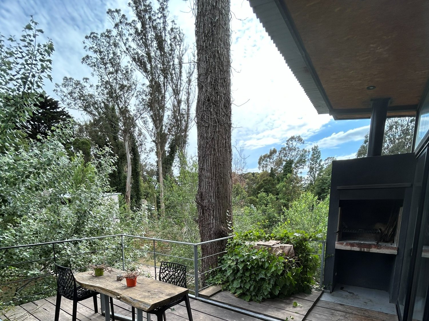 Terraza y parrilla de Utopía 1, la casita del árbol