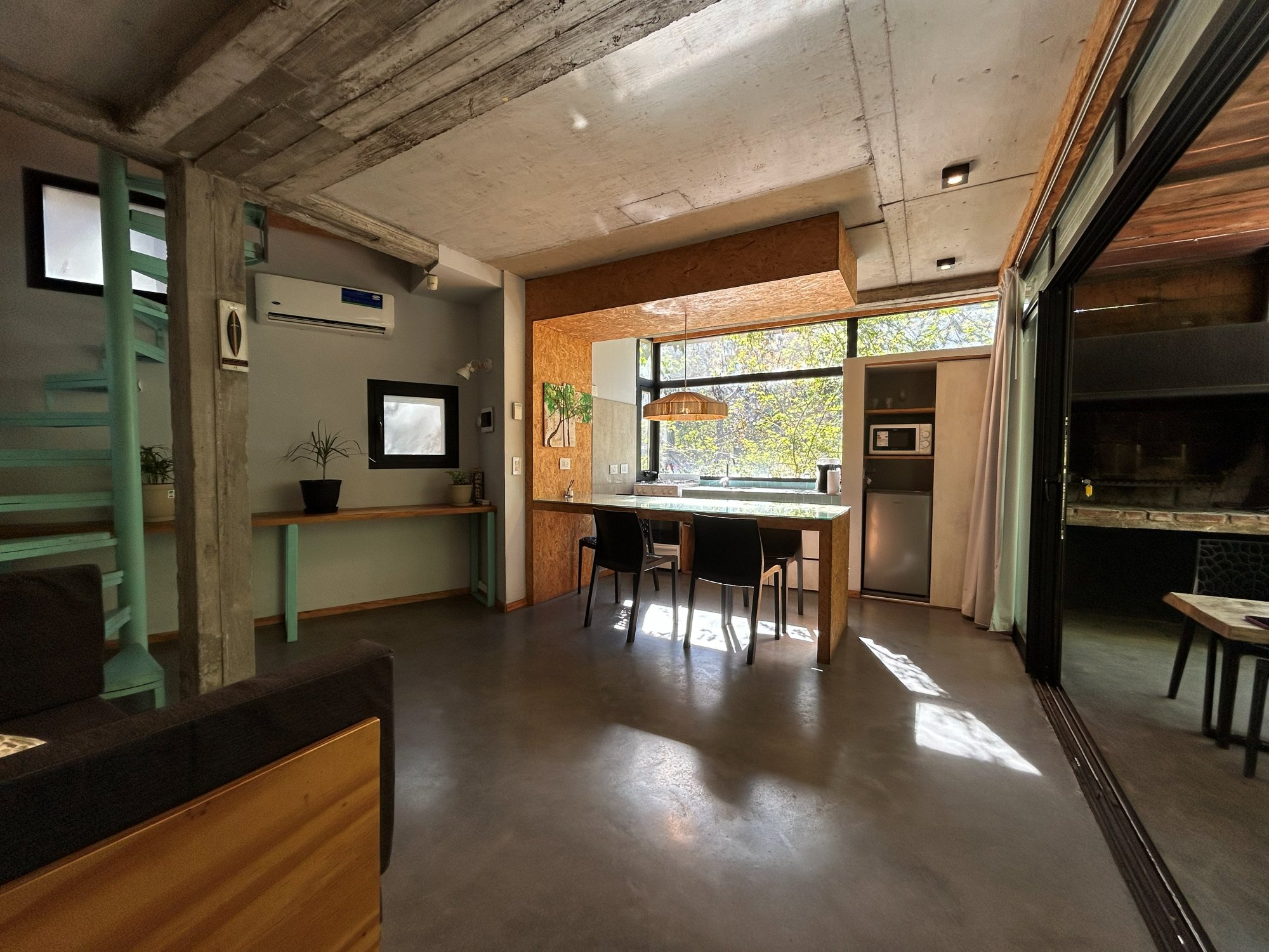 Interior de Utopía 2, living y cocina